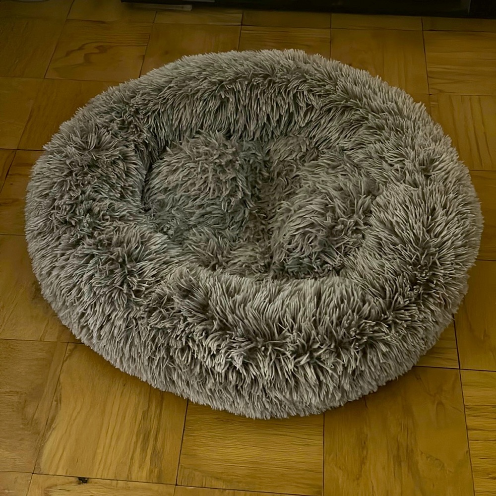 Fluffy dog bed, great condition